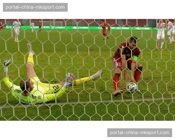 瞬间特写：绝平后河南教练组冲入场内，与队员紧紧相拥