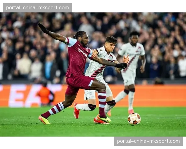 特写：勒沃库森边翼卫弗林蓬一次突破后传中，导致对手乌龙