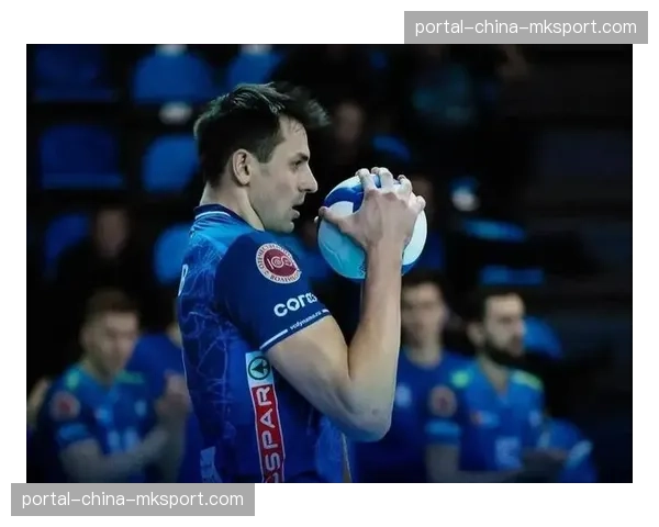 特写：五局大战后，两位年过三十的老将——伊朗男排马鲁夫与保加利亚男排索科洛夫握手致意